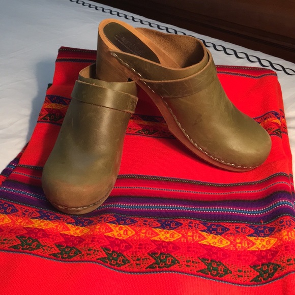 sanita oiled leather clogs